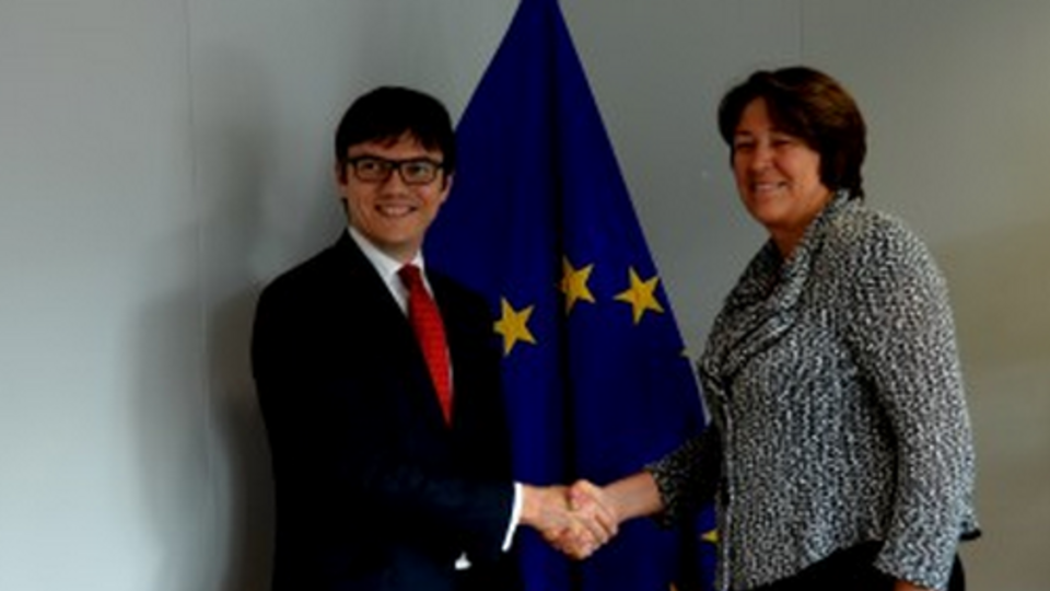 Министр инфраструктуры Украины Андрей Пивоварский и еврокомиссар по вопросам транспорта Виолетта Булц