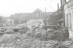 Баррикада неподалеку от здания вокзала, 1941 год