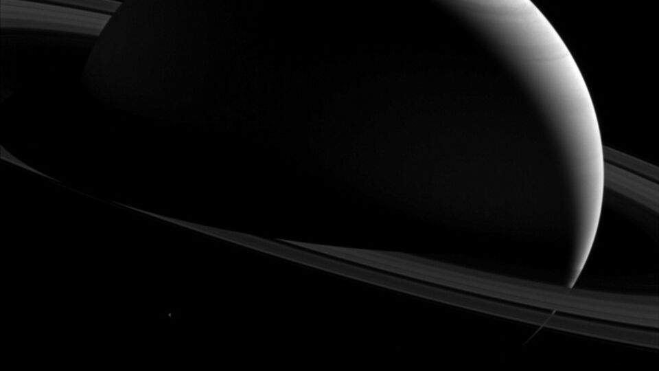 Темная сторона Сатурна
