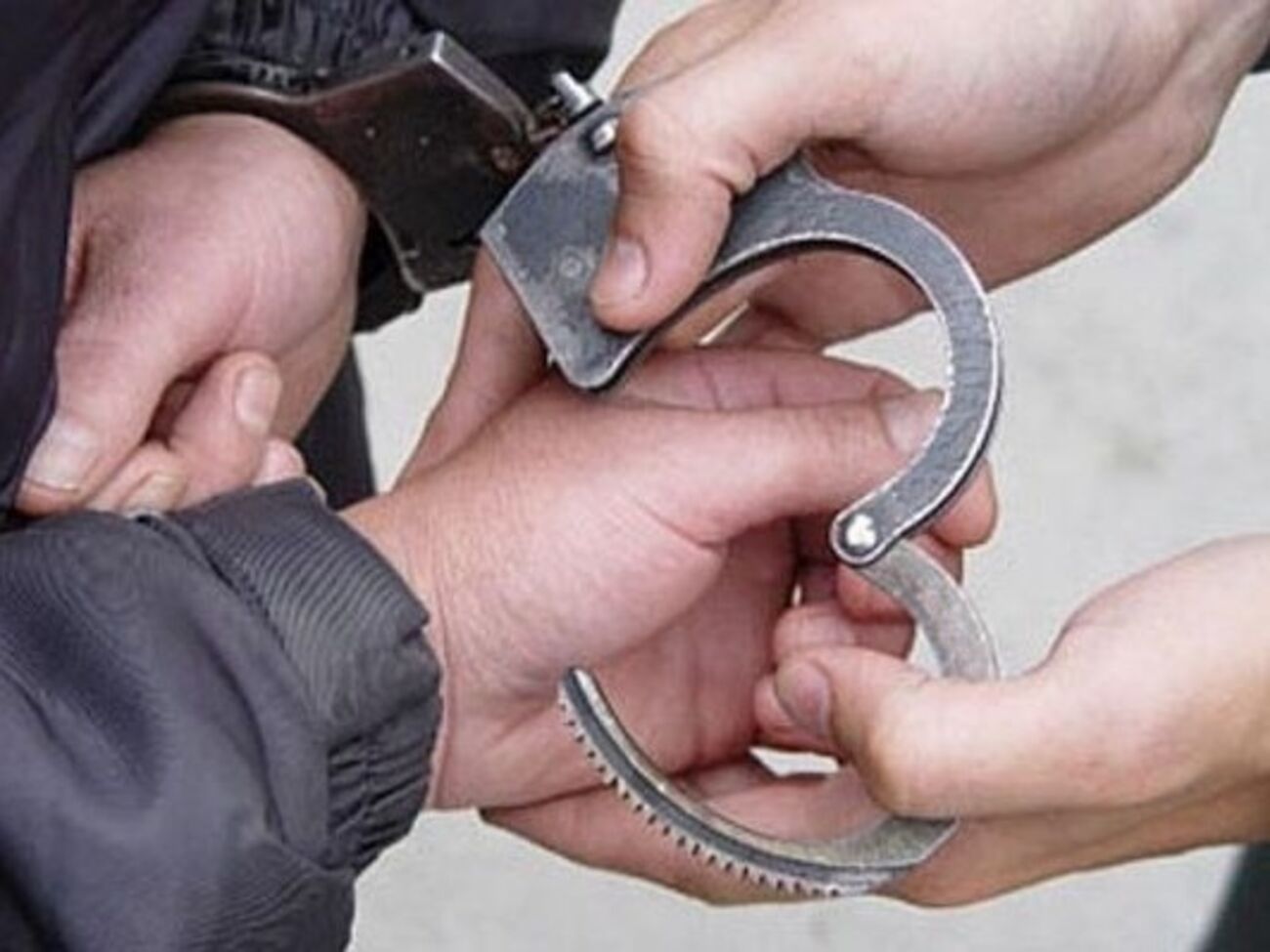 Полицейские задержали двух милиционеров