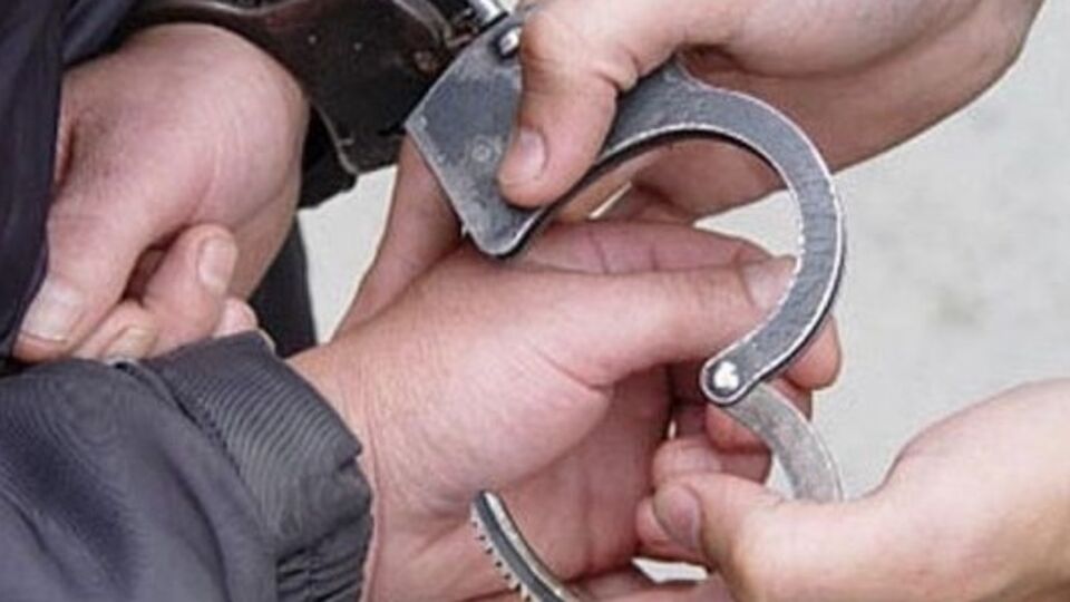 Полицейские задержали двух милиционеров