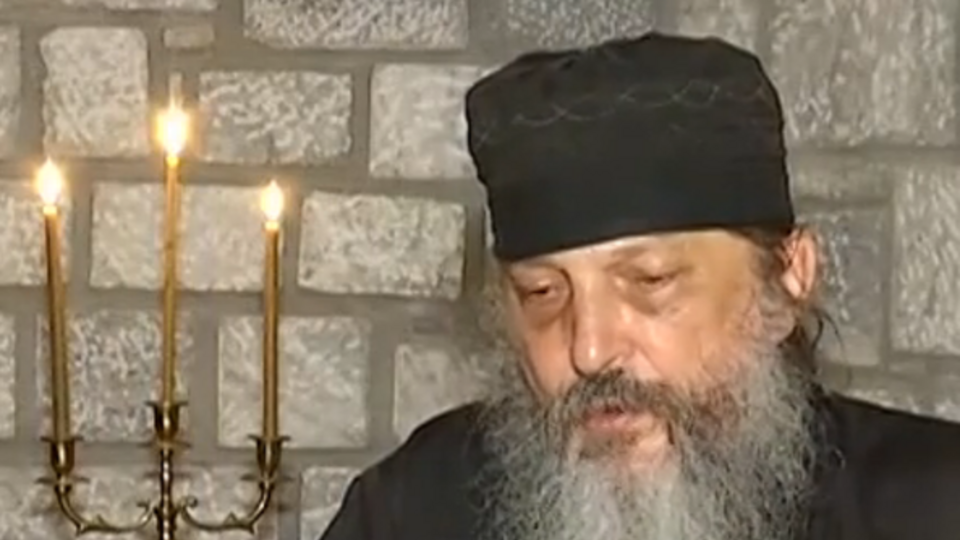 Афонский старец Афанасий надеется на простой народ и призывает обратиться к любви