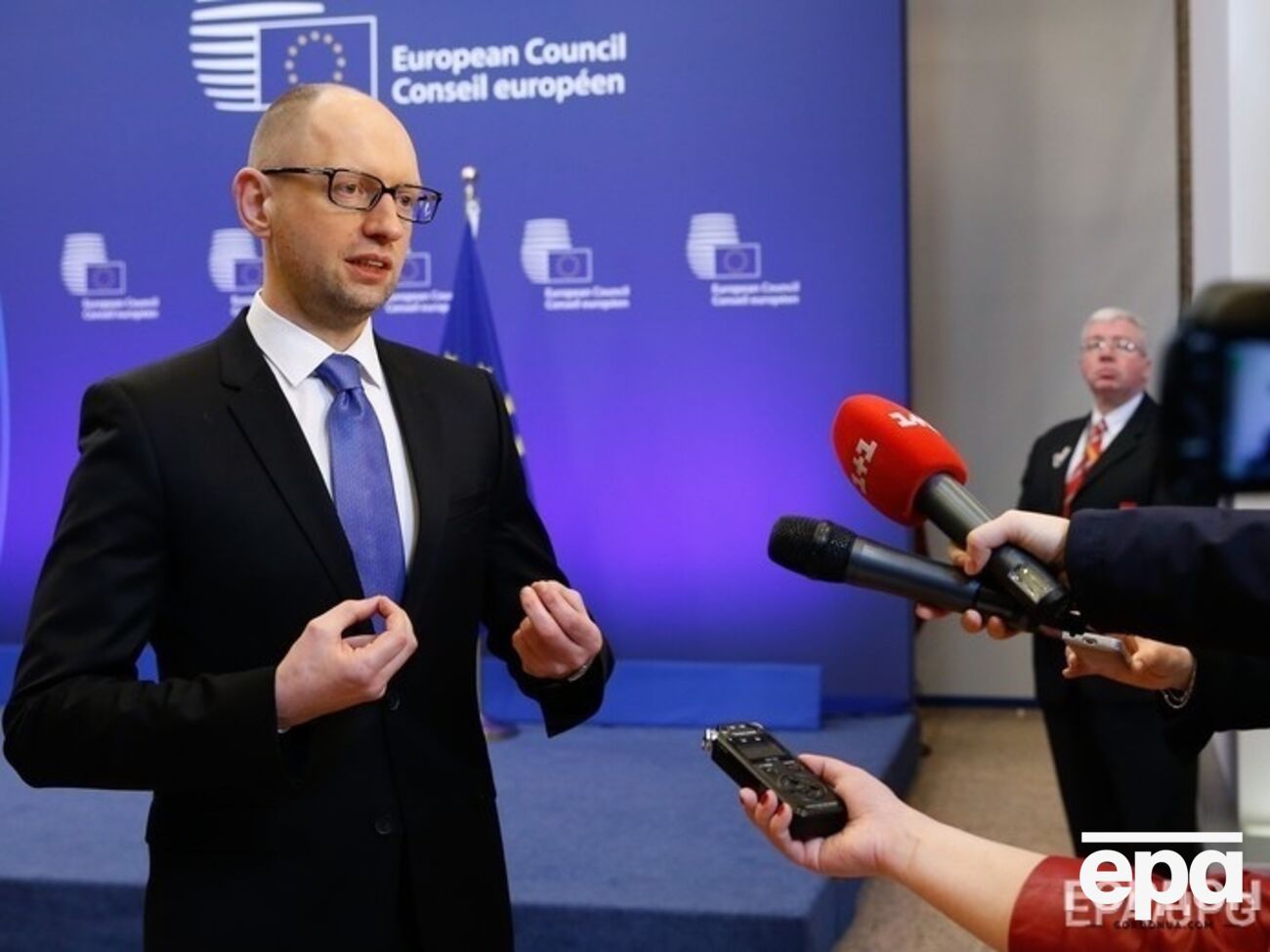 Яценюк обещает рост зарплат учителей и медиков