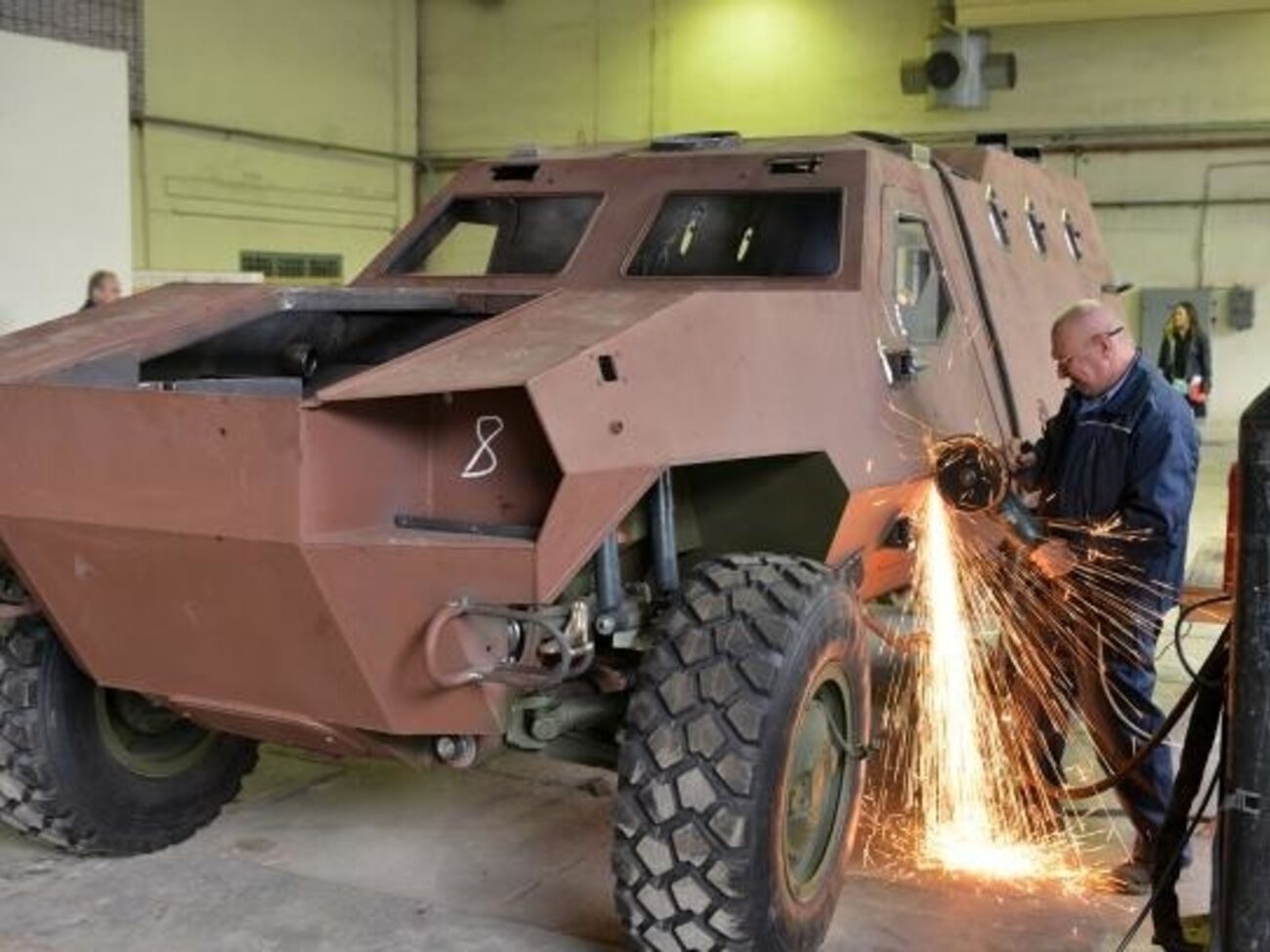 Львовский бронетанковый завод начал серийное производство "Дозоров", на работу приглашают участников АТО. Фоторепортаж