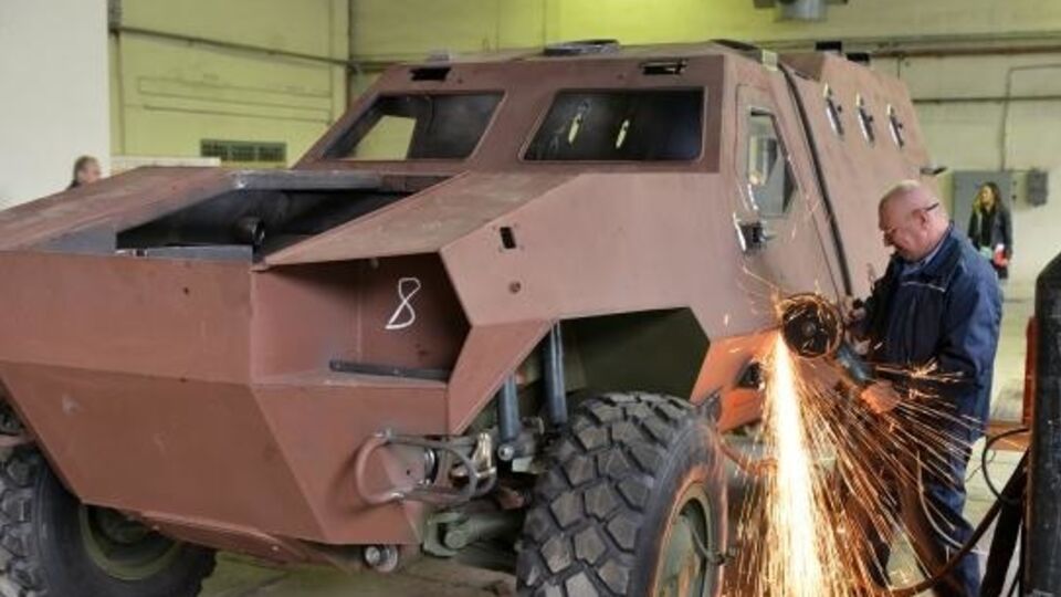 Львовский бронетанковый завод начал серийное производство "Дозоров", на работу приглашают участников АТО. Фоторепортаж