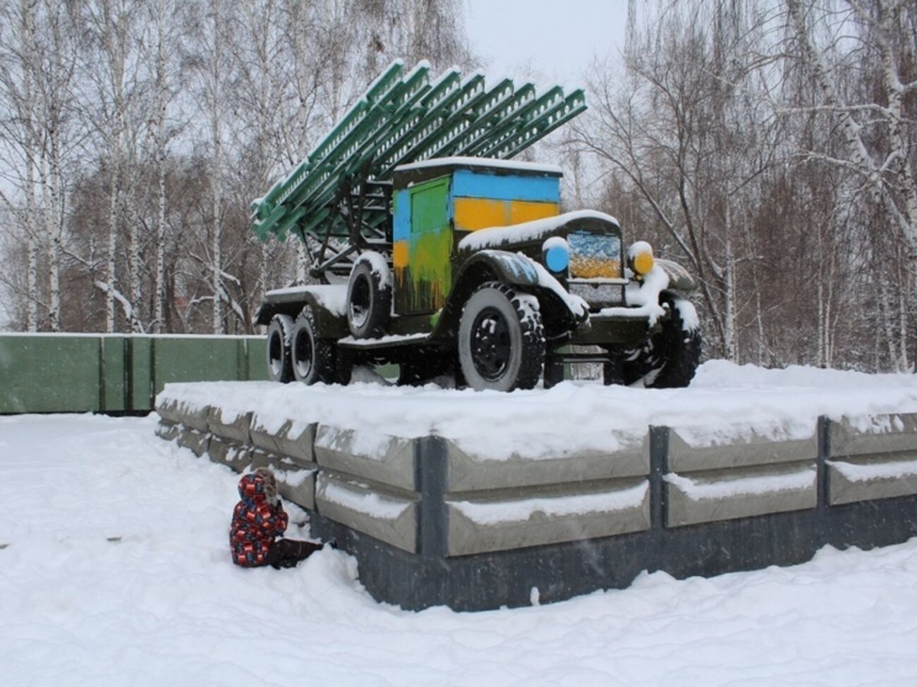 Активисты раскрасили "Катюшу" в цвета украинского флага и нарисовали эмблемы "Азова"