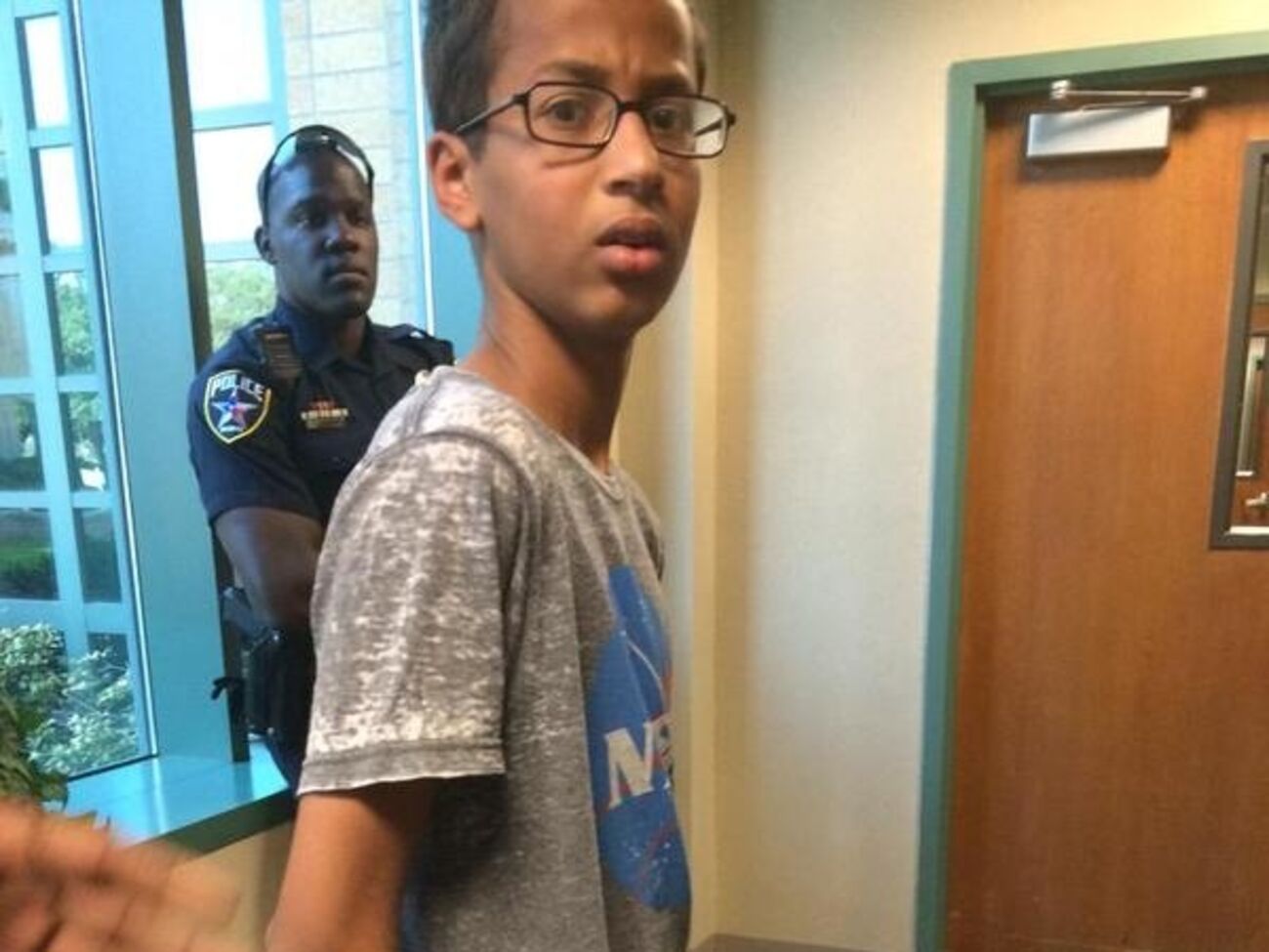 Школьник собрал часы из вещей, которые нашел в гараже своего отца, примерно за 15 минут