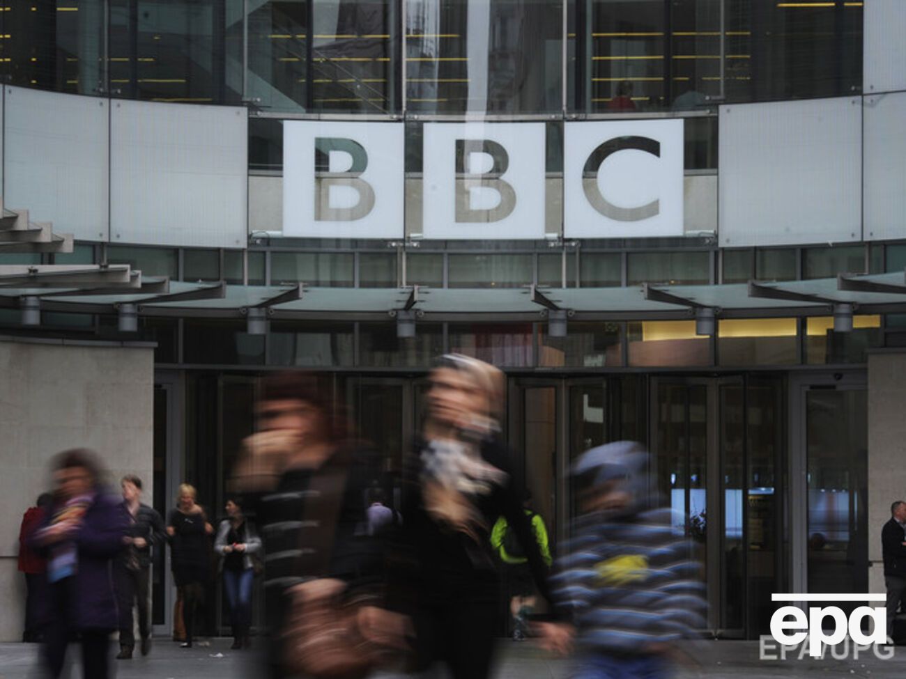 ВВС требует исключить ее журналистов из санкционного списка