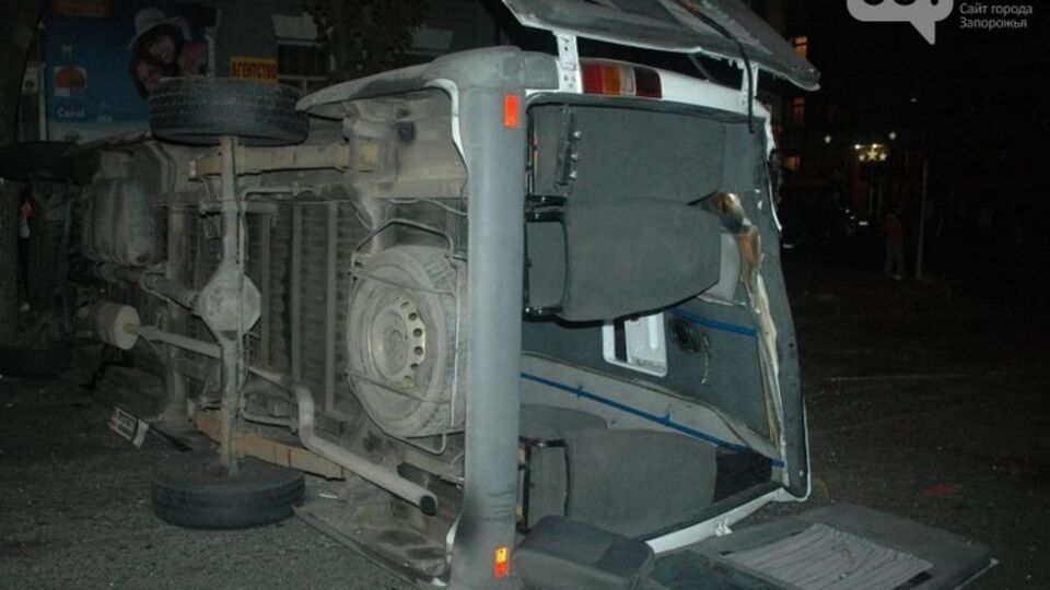 Водитель попавшей в ДТП маршрутки скрылся с места происшествия сразу после аварии