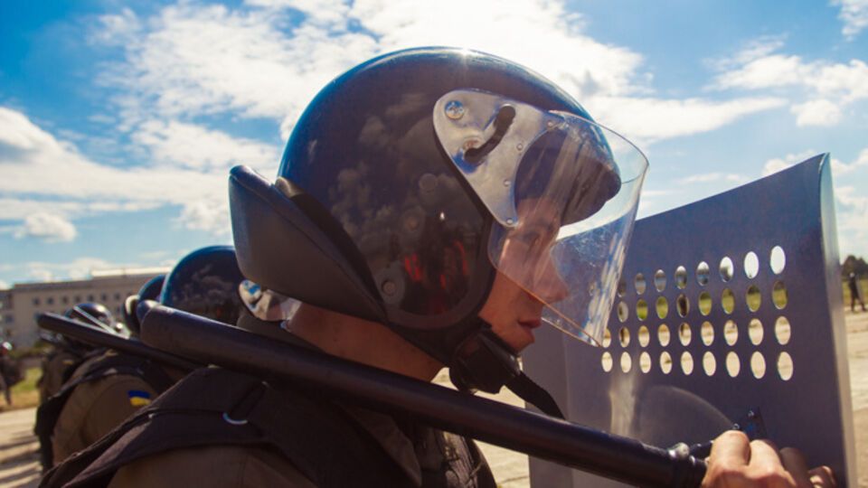 Бойцы Национальной гвардии отрабатывают ликвидацию массовых беспорядков