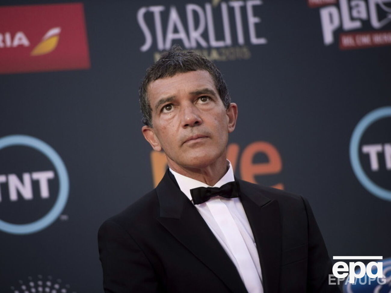 Антонио Бандерас осваивает основы шитья