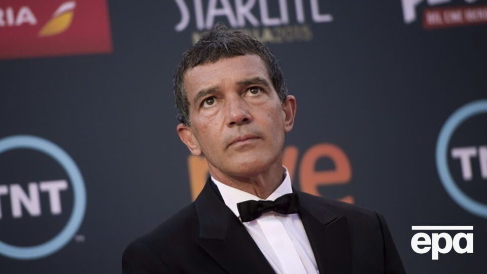 Антонио Бандерас осваивает основы шитья