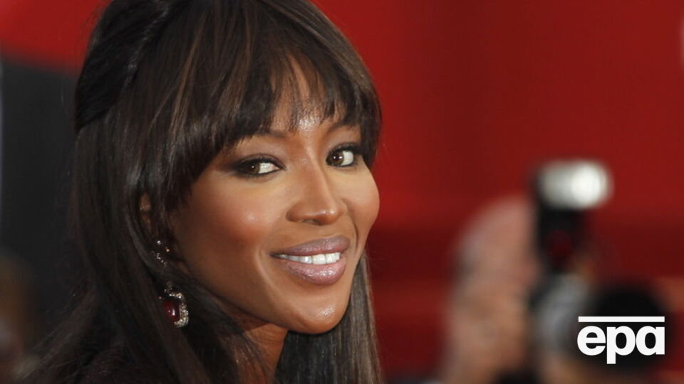 Наоми Кэмпбелл оголилась в знак равноправия полов