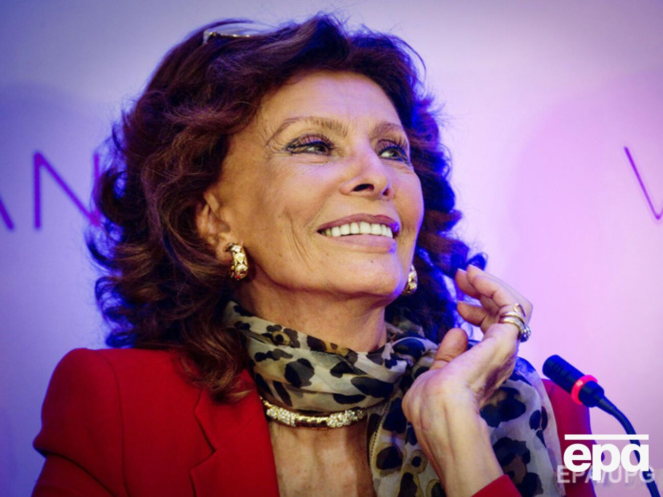 По мнению создателей помады, именно данный тон подршел бы Софи Лорен