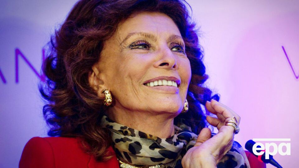 По мнению создателей помады, именно данный тон подршел бы Софи Лорен