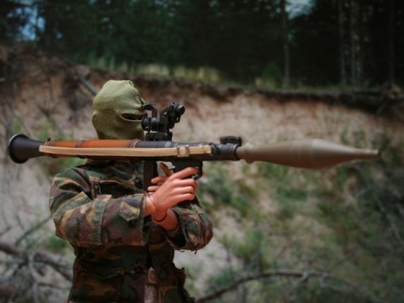 Боевики обстреляли из гранатомета автомобиль украинских военных