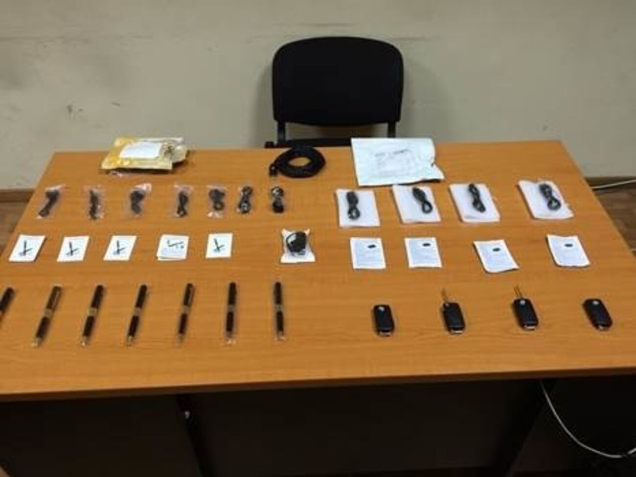 У подозреваемого изъяты миниатюрные видеокамеры, вмонтированные в автомобильные брелки и авторучки