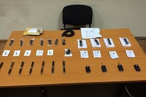 У подозреваемого изъяты миниатюрные видеокамеры, вмонтированные в автомобильные брелки и авторучки