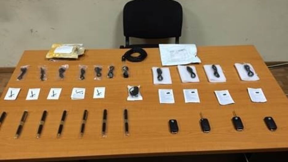 У подозреваемого изъяты миниатюрные видеокамеры, вмонтированные в автомобильные брелки и авторучки