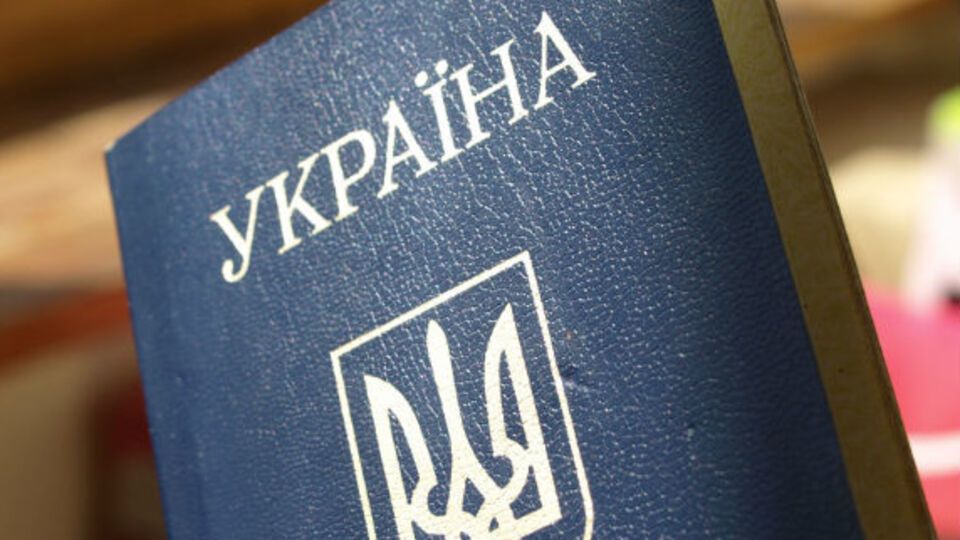 С 1 января 2016 года жители Крыма должны уведомить органы ФМС о наличии у них второго гражданства