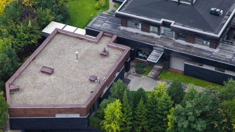 Навальный: С учетом новой пристройки и курса доллара, в 2015 году Песков и Навка приобрели свое гнездышко не менее, чем за один миллиард рублей