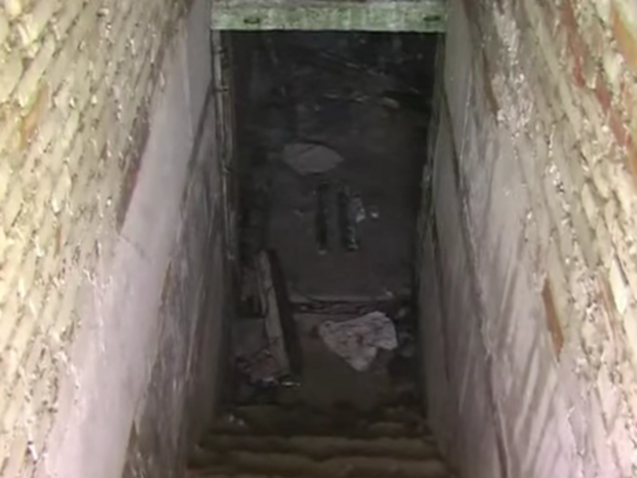 По данным ведомства, хранилище было обустроено около моста над железнодорожными путями