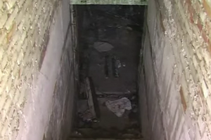 По данным ведомства, хранилище было обустроено около моста над железнодорожными путями