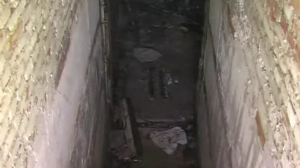 По данным ведомства, хранилище было обустроено около моста над железнодорожными путями