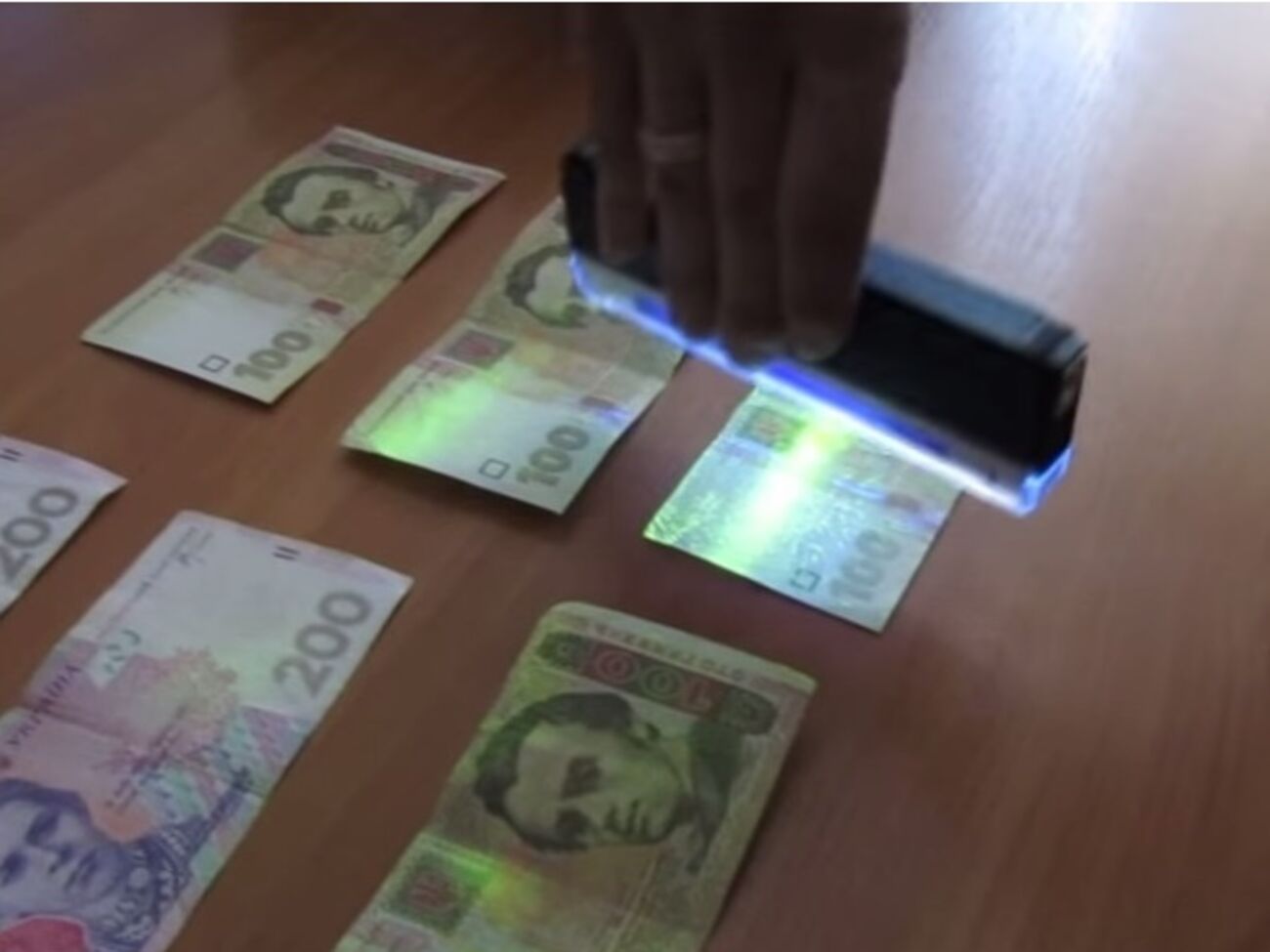 Правоохранители задержали начальника сектора в кабинете во время получения взятки в 1200 грн