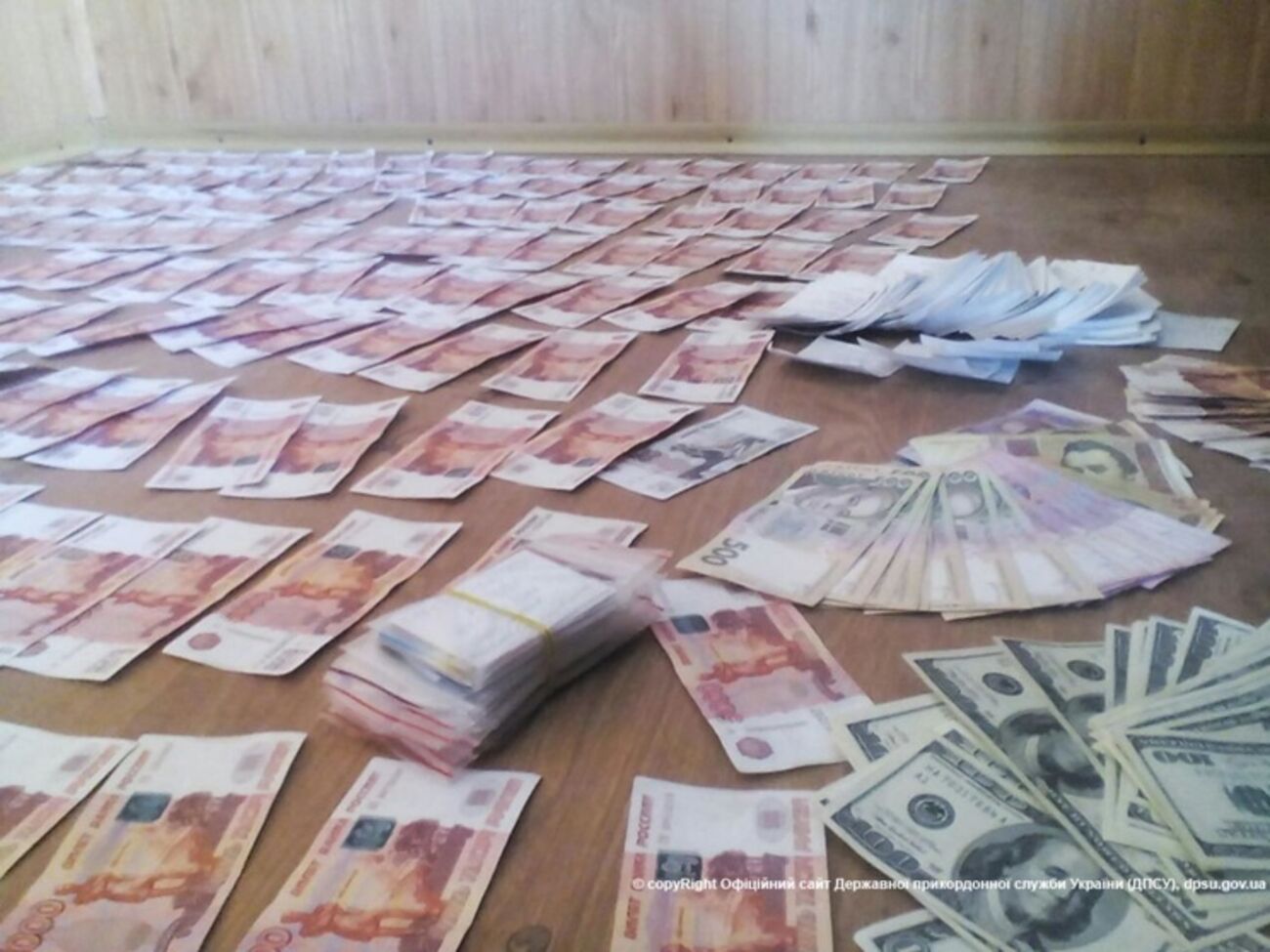 Сотрудники Госпогранслужбы задержали гражданина Украины, который пытался перевезти большую сумму денег и банковские карточки