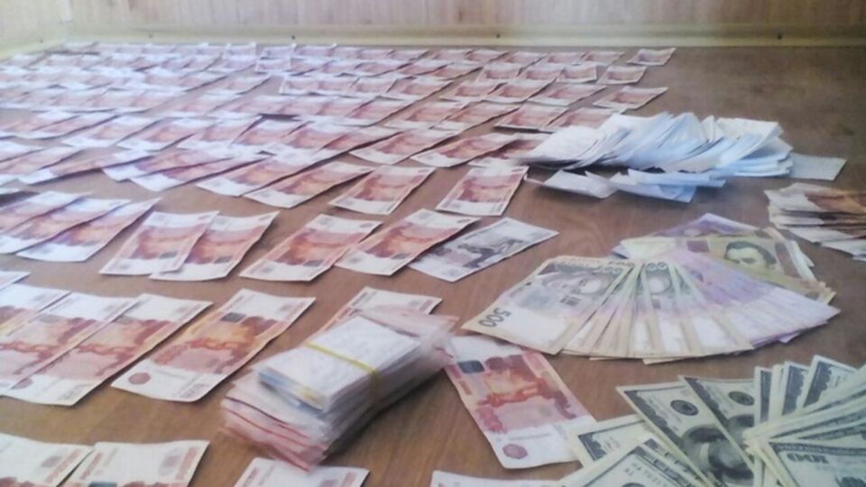 Сотрудники Госпогранслужбы задержали гражданина Украины, который пытался перевезти большую сумму денег и банковские карточки