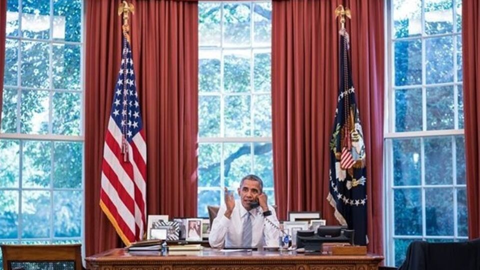 Президент США Барак Обама провел телефонный разговор с кубинским коллегой Раулем Кастро