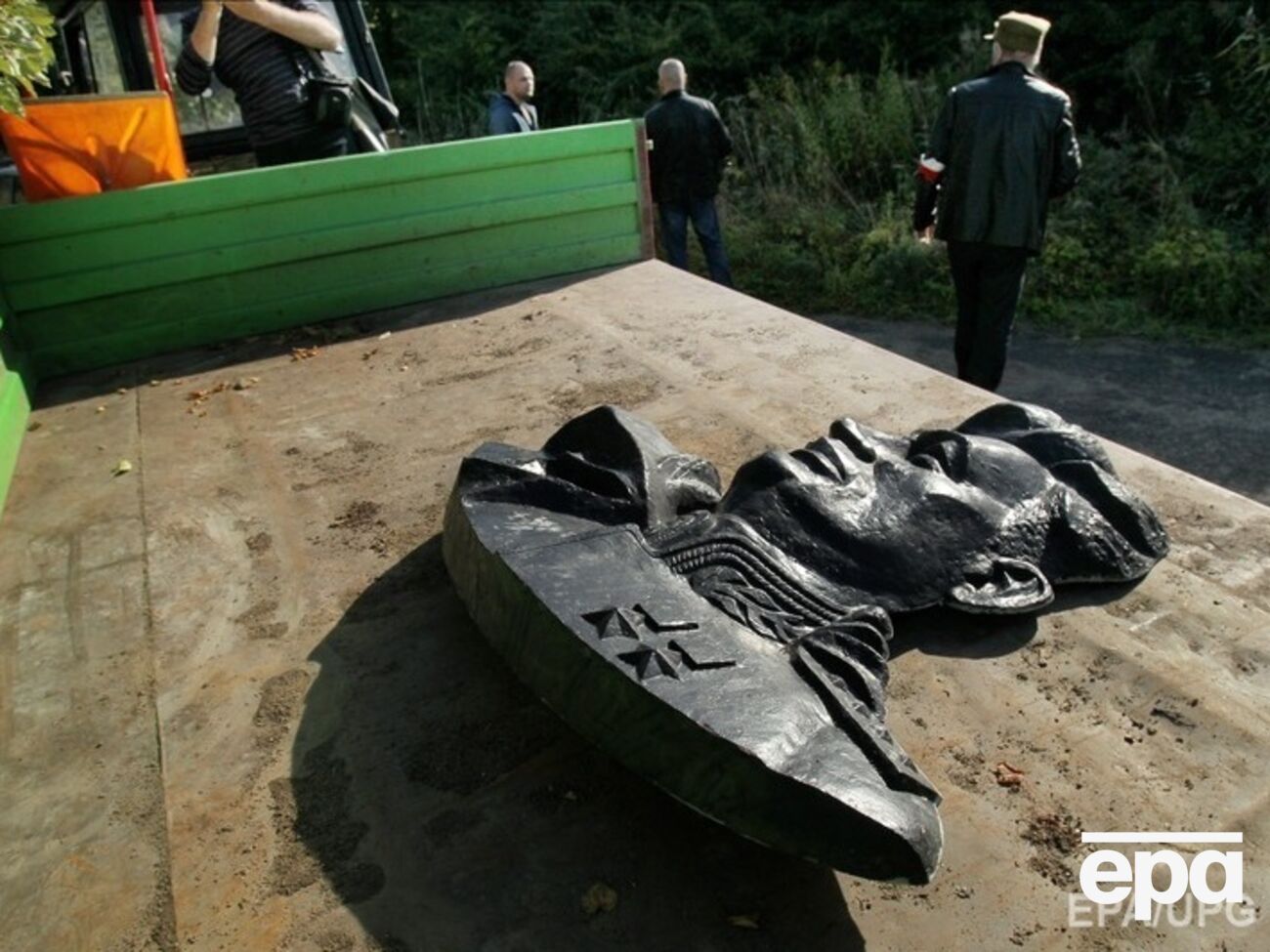 Демонтаж памятника советскому генералу Черняховскому в польском Пененжно возмутил Россию