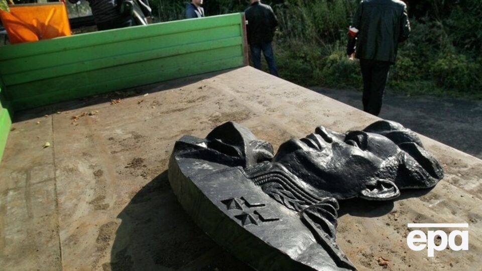 Демонтаж памятника советскому генералу Черняховскому в польском Пененжно возмутил Россию