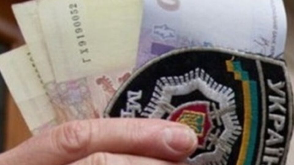 Попавшийся на взятке в 150 грн сотрудник милиции подозревается в получении тем же путем 20 тыс. грн