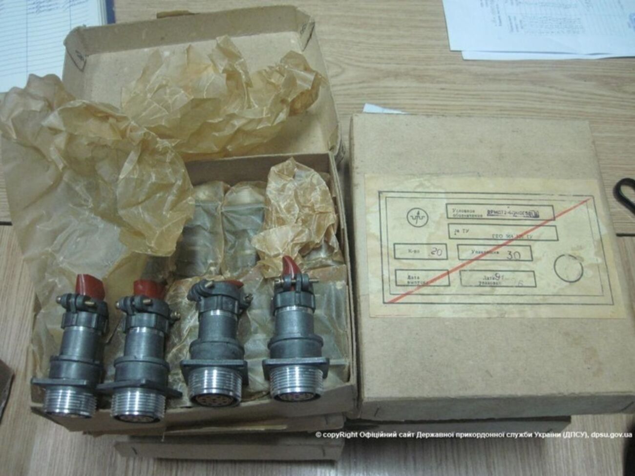 Среди изъятых радиодеталей было 330 таких промышленных радиочастотных соединителей