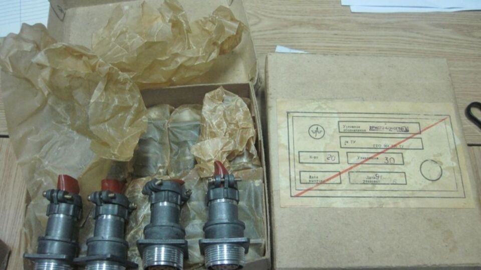 Среди изъятых радиодеталей было 330 таких промышленных радиочастотных соединителей