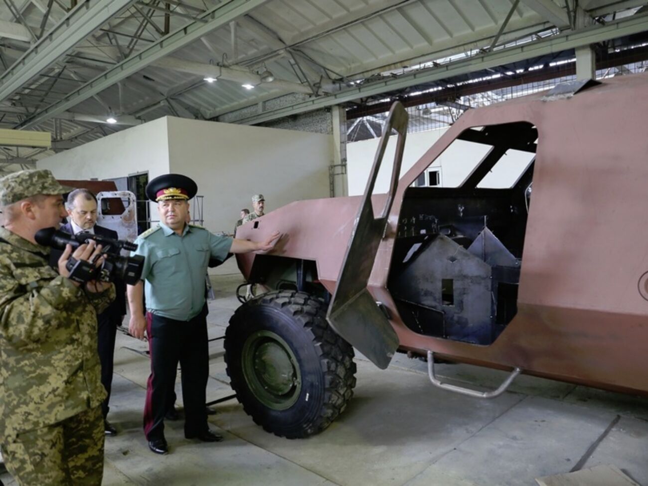 Полторак посетил Львовский бронетанковый завод