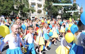В Мариуполе прошел праздничный парад вышиванок
