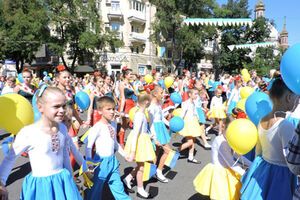 В Мариуполе прошел праздничный парад вышиванок