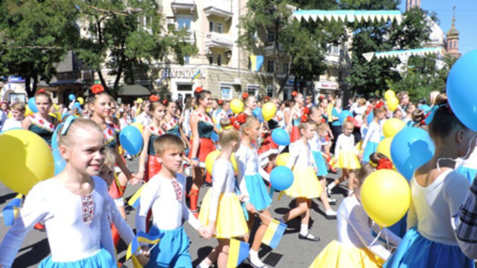 В Мариуполе прошел праздничный парад вышиванок