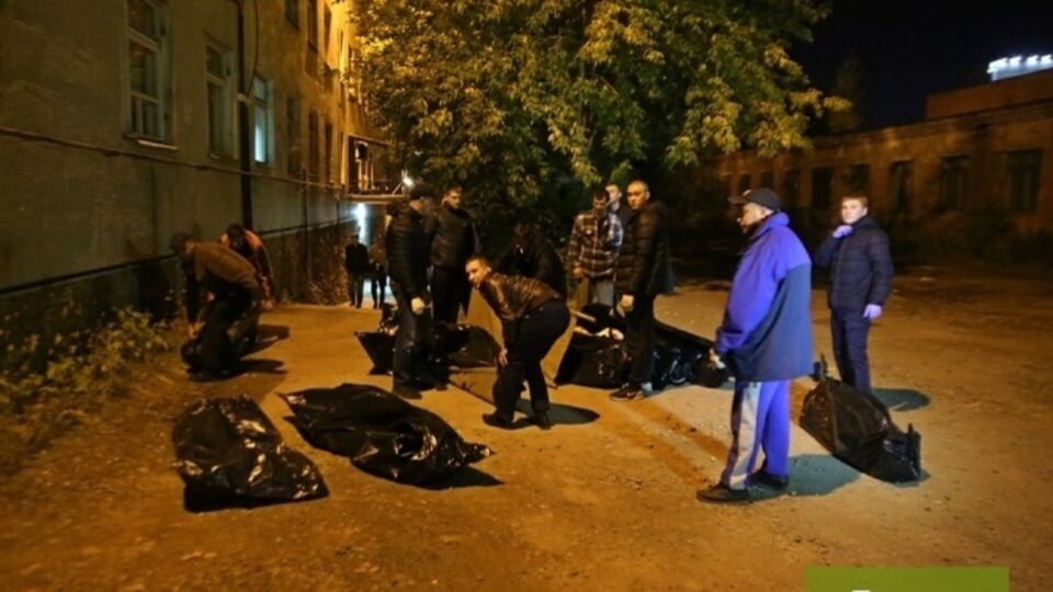 Вынесенных из морга покойников "сортировали" прямо на земле