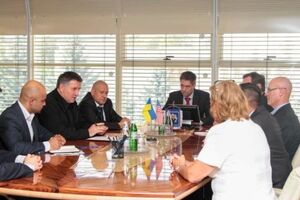 Представители группы спецназа техасских рейнджеров провели встречу с министром внутренних дел Украины Арсеном Аваковым