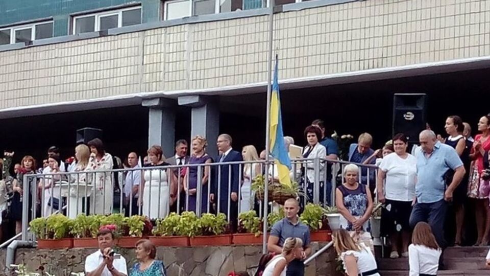 Родители освистали Александра Вилкула, пришедшего выступить перед школьниками на 1 сентября