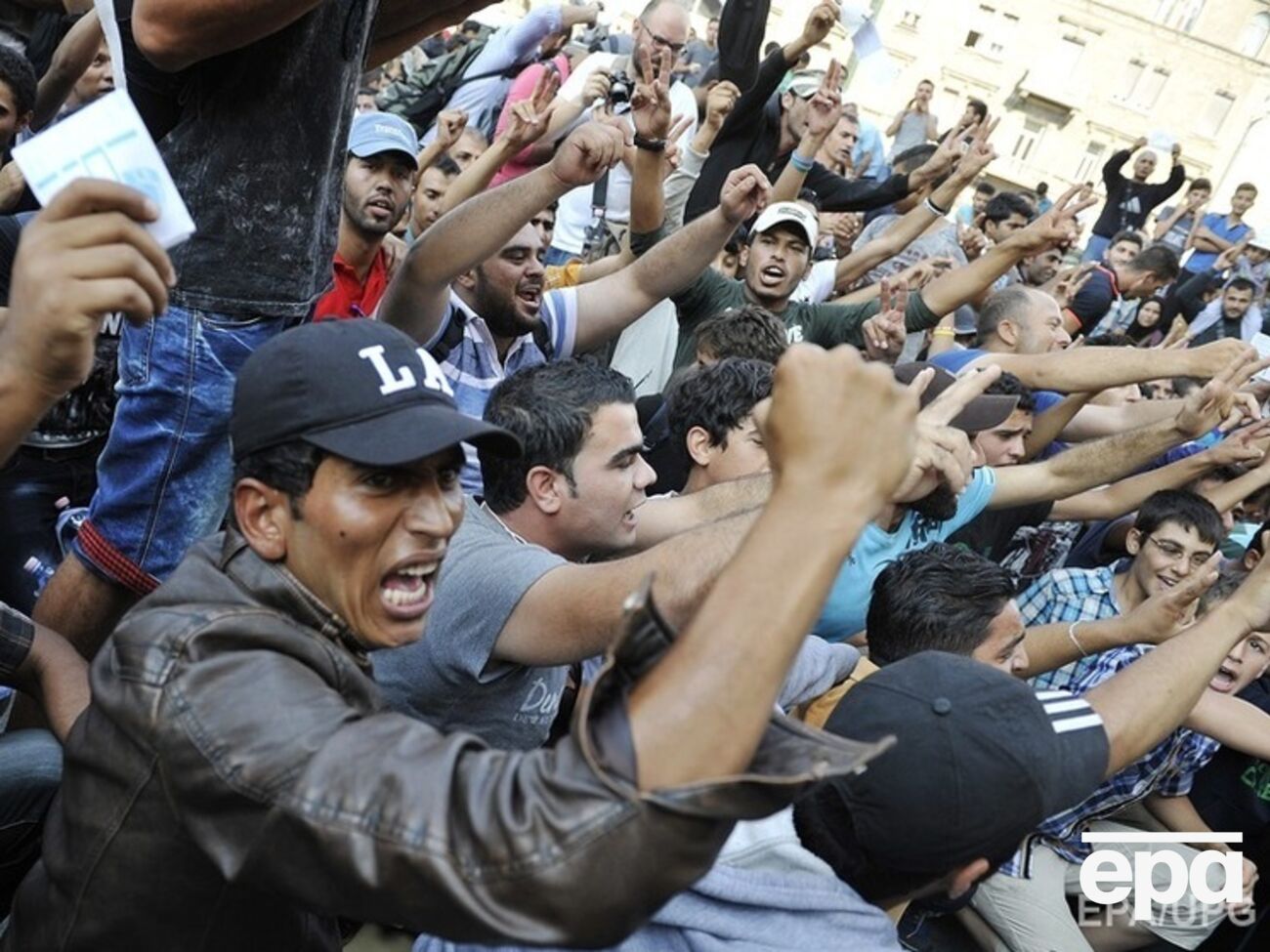 Мигранты заполонили берега Греции