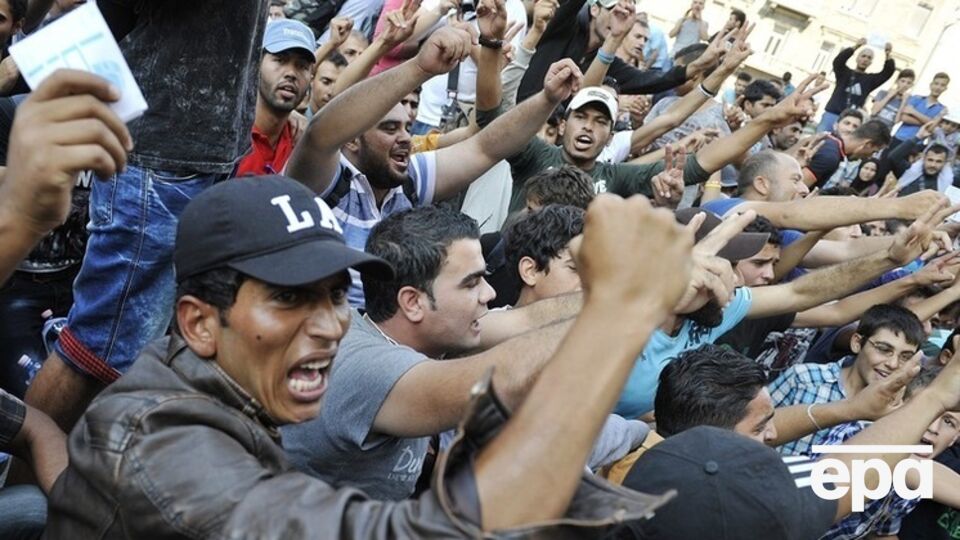 Мигранты заполонили берега Греции