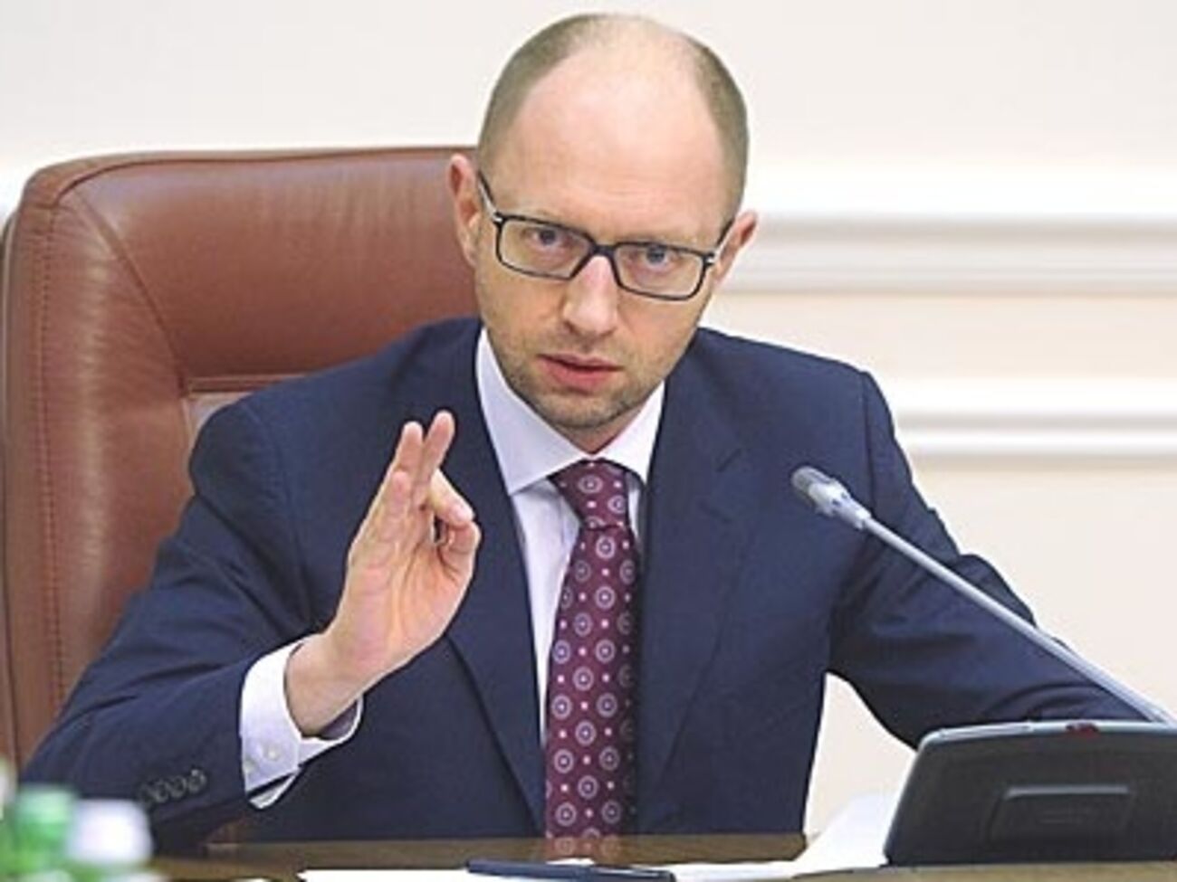 Яценюк требует наказать всех виновных в теракте под Радой