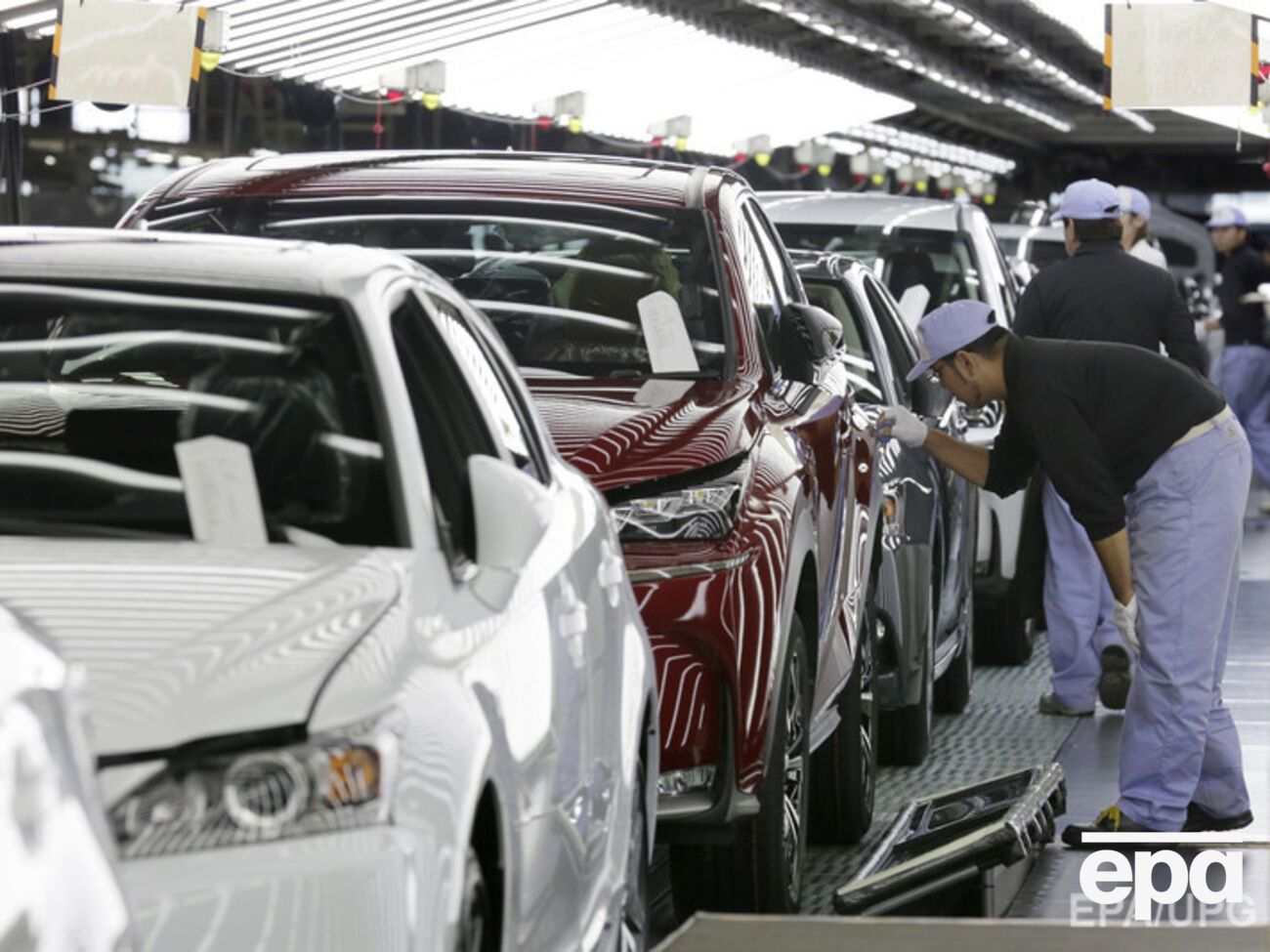 Продажи новых авто в Украине сократились на 63%