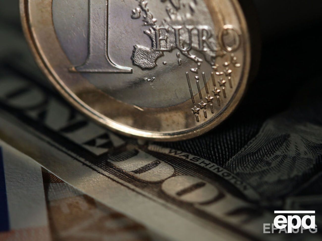 Гривна опустилась к доллару и евро