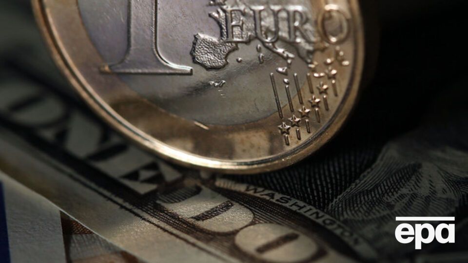 Гривна опустилась к доллару и евро
